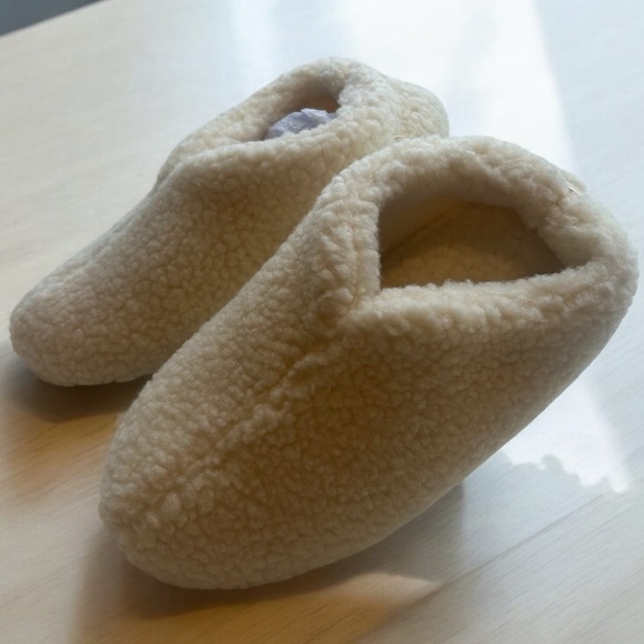 Unbranded boutique NEW cream colored cozy sherpa slippers ladies Large,  7-9.5 - Picture 1 of 6